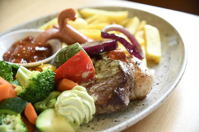画像: ミックスグリルは美味しくボリュームも満点。