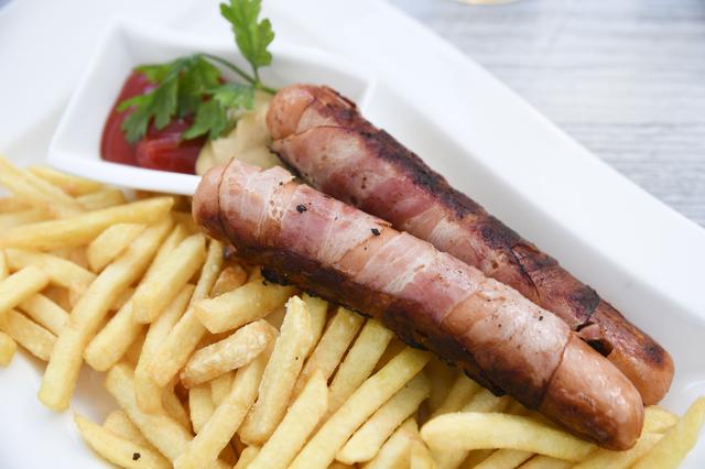 画像: ソーセージとポテトは定番だが、どこで食べても美味しい。