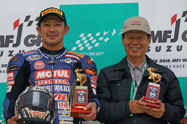 画像: モリワキに久々の全日本最高峰クラスの勝利をプレゼントした清成龍一(左)。そしてトロフィーを手に、満面の笑みを浮かべるモリワキエンジニアリングの創設者である森脇護社長。 www.superbike.jp