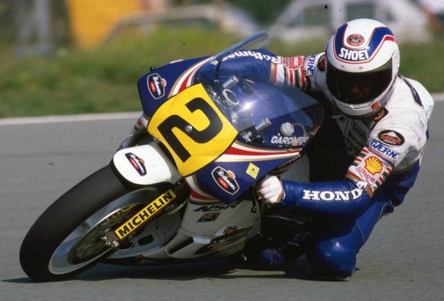 画像: 1987年、オーストリアGP、500ccクラスをホンダNSR500で走るW.ガードナー。 blog.ktm.com