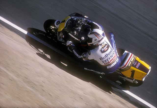 画像: 1988年、チャンピオンナンバー「1」をつけたNSR500でシーズンを戦ったW.ガードナーでしたが、ランキング2位に甘んじタイトル防衛に失敗しました・・・。 www.bennetts.co.uk