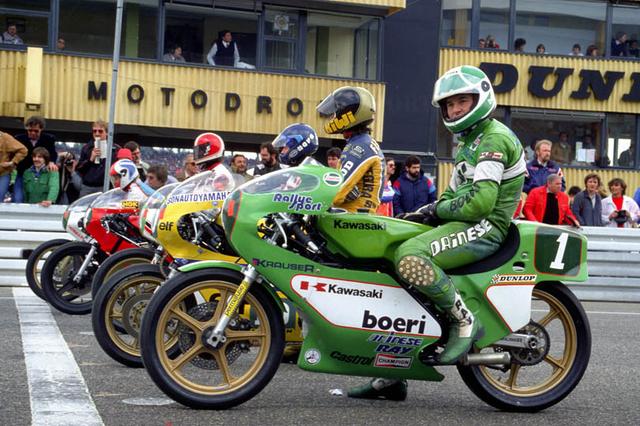 画像: 1981年、カワサキKR250の車上でスタートを待つA.マンク。 www.bike70.com
