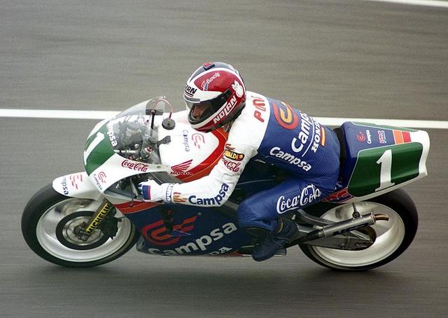 画像: 1989年の開幕戦、250ccクラスで2位に入ったS.ポンスの走り。 en.wikipedia.org