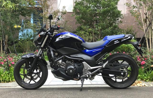 画像: ブラック×ブルーのツートーンカラーは76万1400円です!