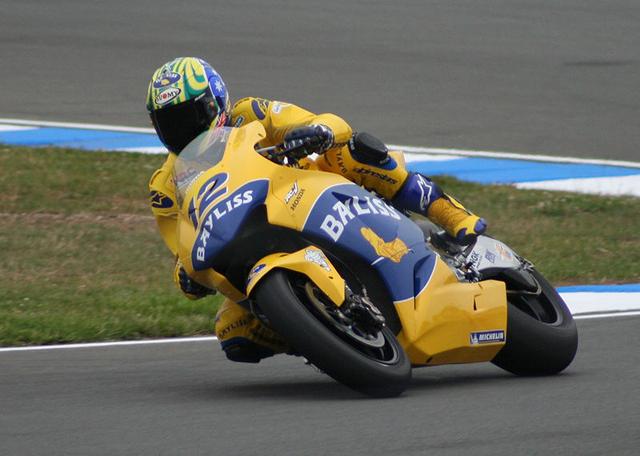 画像: 2005年のMotoGPクラスで、キャメル・ホンダ・ポンスに所属したトロイ・ベイリス。 commons.wikimedia.org