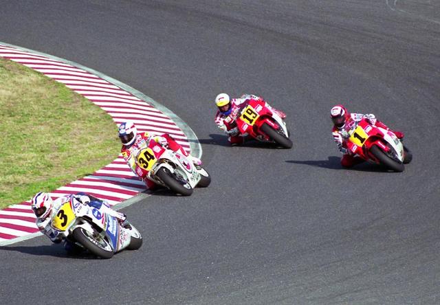 画像: 1991年開幕戦の日本GP、ケビン・シュワンツ(34、スズキ)、ウェイン・レイニー(1、ヤマハ)、ジョン・コシンスキー(19、ヤマハ)の前を走るドゥーハン。最終的にドゥーハンは、2位になりました。 en.wikipedia.org