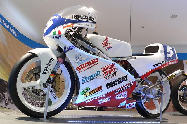 画像: 1993年GP125ccクラスタイトルを奪取したD.ラウディスのホンダRS125Rは、ドイツのネッカースウルム2輪車博物館に展示されました。 de.wikipedia.org