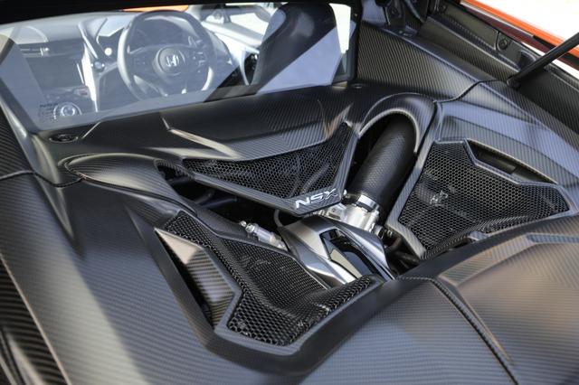 画像: キャビン後部に位置する3.5L V6ツインターボエンジン。オプション設定のカーボンファイバーエンジンカバーを装着。