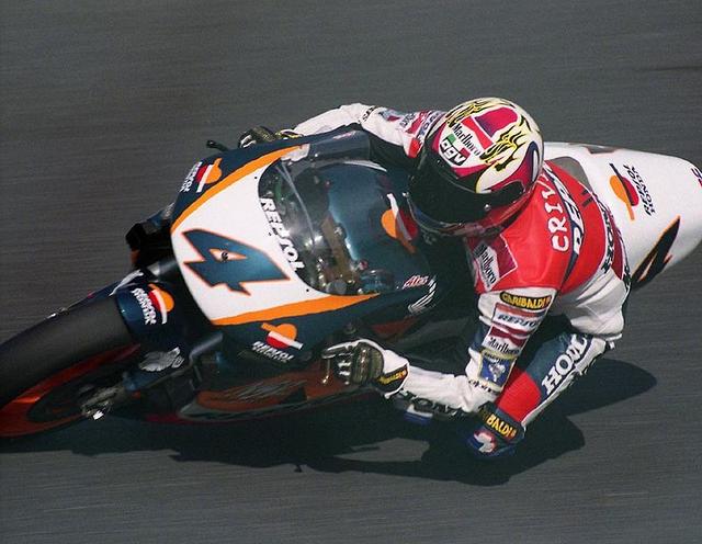 画像: 1996年、日本GP500ccクラスでホンダNSR500を駆るA.クリビーレ。この年が、最も王者ドゥーハンに肉薄した年と言えるでしょう。 es.wikipedia.org