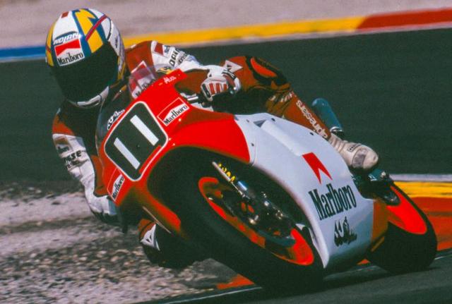 画像: 125ccでタイトルを獲得したJJコバスに復帰してのぞんだ1991年の250ccクラス、クリビーレは年間13位、最高位はチェコスロバキアGP(ブルノ)での5位にとどまりました。彼のJJコバスにはホンダのAキットエンジンが搭載されていましたが、それはAキットとしては一番グレードの低いものでした・・・。 www.motogp.com