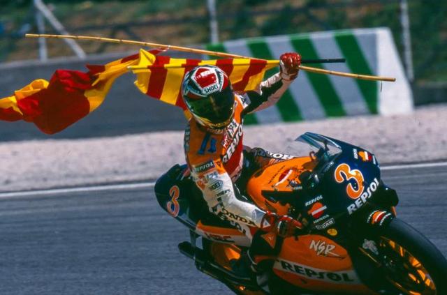画像: 1999年、ついに500cc王者となったA.クリビーレ。 www.motogp.com