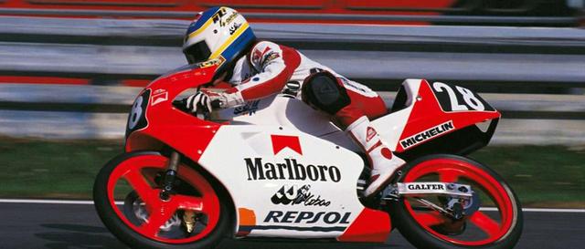画像: 1989年、クリビーレは125ccクラスでJJコバスに乗りチャンピオンとなりました。 www.motorbikemag.es