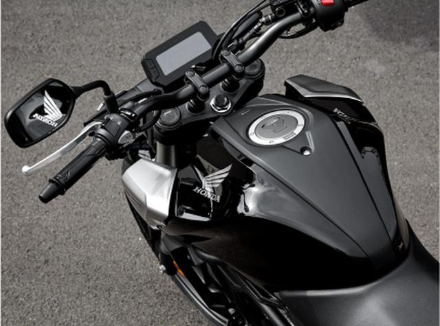 画像: HONDA公式サイトより フロントサスペンションから入力される路面情報を的確に、よりクリアにライダーへ伝えるテーパーハンドル。中央のクランプ部をφ28.6mm、両端をφ22.2mmとし、ダイレクトな操作感を可能にしている。 www.honda.co.jp