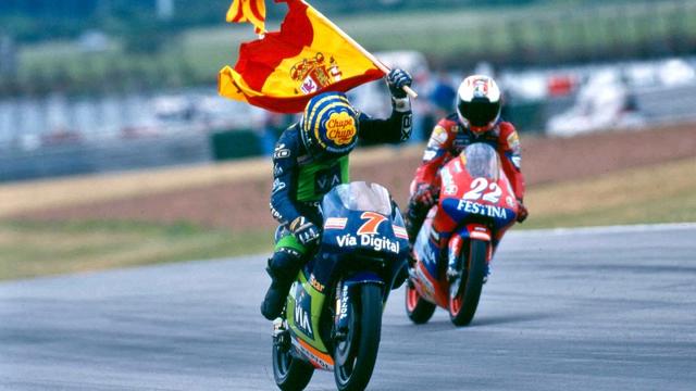 画像: 最終戦までもつれたタイトル争いを制し、車上で喜ぶE.アルサモラ(左)。 www.motogp.com