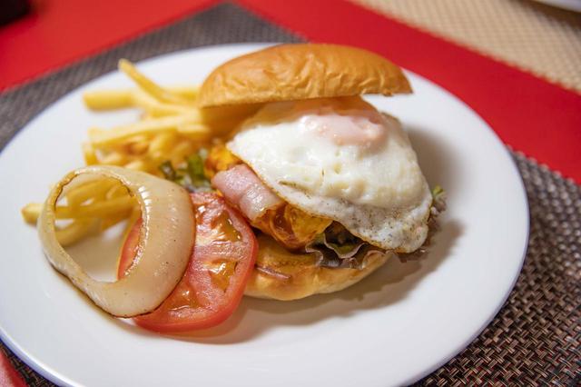 画像5: ボリューム満点のハンバーガー!?