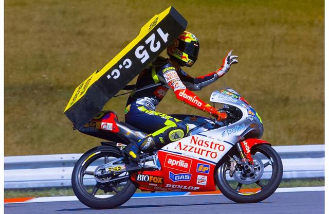 画像: 1997年、アプリリアRS125に乗り見事タイトルを獲得したV.ロッシ。 www.aprilia.com
