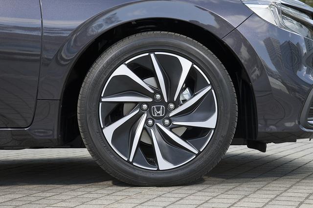 画像: 試乗車のEXブラックスタイルが装着するのは215/50R17サイズのタイヤとなる。
