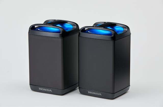 画像: バッテリーは、着脱式のモバイルパワーパックを新開発し、動力用電源として2個を使用。エネルギー密度の高いリチウムイオン電池を採用し、1個あたり電圧48V(重量・約10kg)とすることでPCXシリーズの取り回ししやすい車体に収まるサイズを実現しました。 www.honda.co.jp