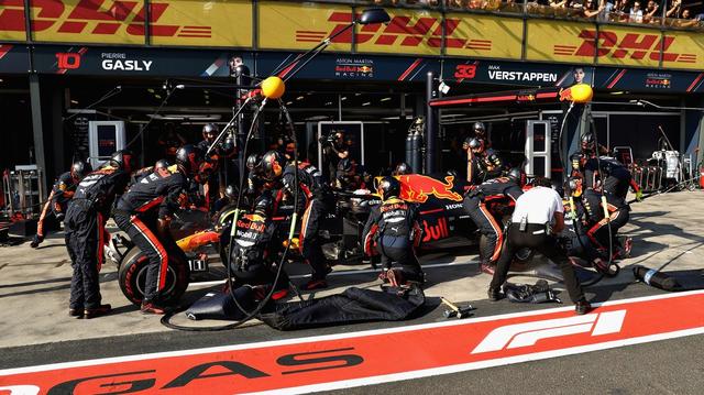 画像: ピット作業を行うM.フェルスタッペン車。 redbullracing.redbull.com