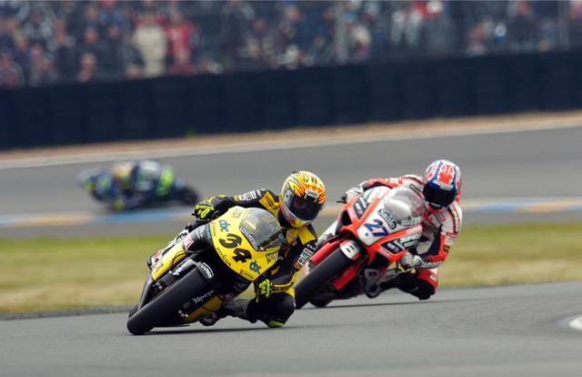 画像: 2005年、チーム・スコットのライダーとして250ccクラスを戦い、年間3位となったA.ドヴィツィオーゾ。なお後方は後にMotoGPクラスでもライバルとなったケーシー・ストーナーです。 andreadovizioso.com