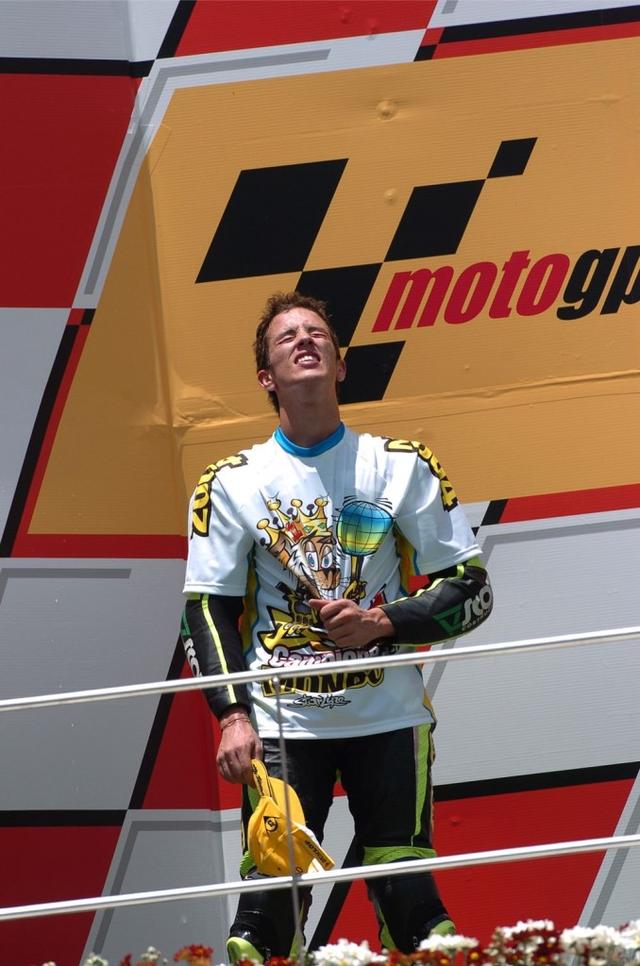 画像: 2004年、念願のGP125ccクラスタイトルを獲得したA.ドヴィツィオーゾ。 andreadovizioso.com