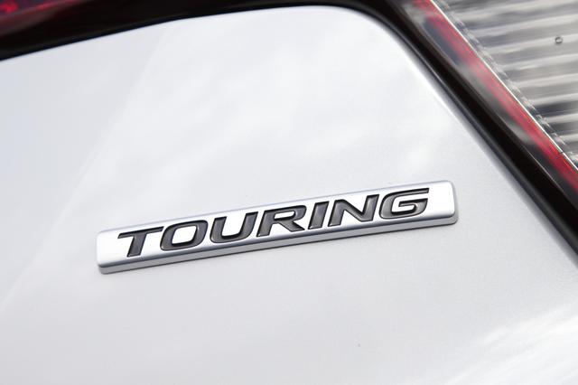 画像: TOURINGのエンブレムが装備される。ツーリングはRSと標準モデルに中間のポジションとなる。