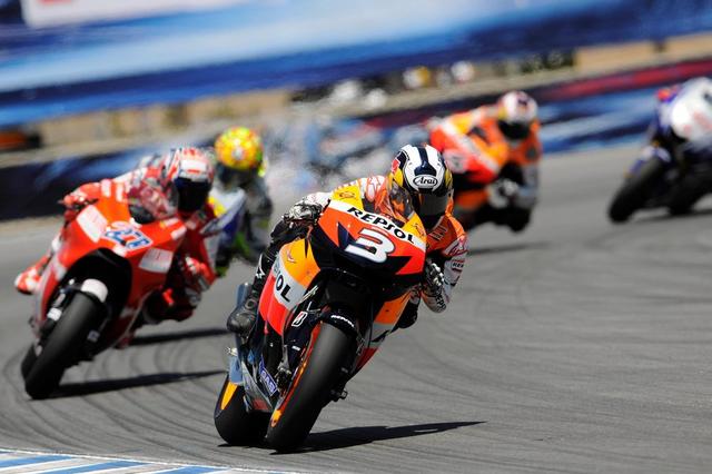 画像: 2009年、U.S.GP(ラグナセカ)で勝利したD.ペドロサ。この年はMotoGPクラスランキング3位という成績でした。 www.redbull.com