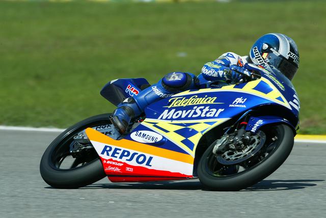 画像: 2003年、ホンダRS125RWでブラジルGPを走るD.ペドロサ。 commons.wikimedia.org