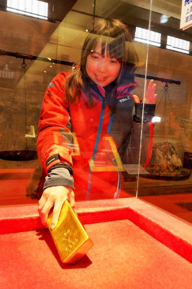 画像3: 洞窟でお勉強した後は、実際の金が触れる黄金館へレッツゴー!