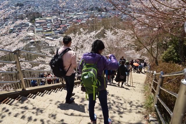 画像: 登る時よりも降りる時の方が手に汗を握ってしまいそう。