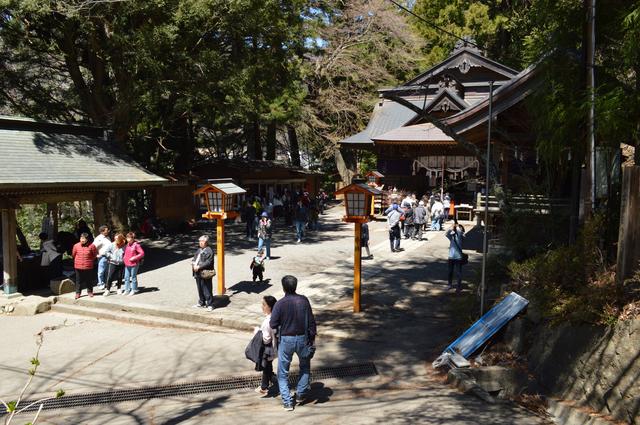 画像: 麓にある新倉富士浅間神社。創建は705年という、由緒正しき神社です。