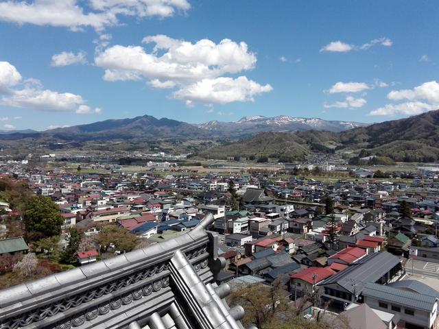 画像: 最上層からは蔵王連山が一望できます。上山市の街並みを見下ろしていると、ちょっとタイムスリップしたような「城主」の気分が味わえたりして。