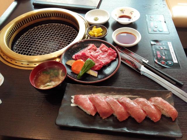 画像: 肉寿司定食は美味しいけれど、量的にはちょっと軽め。なので、単品でA5のカルビ焼肉を追加してみました。こちらは100gで1700円。まさに大満足!なコラボです。