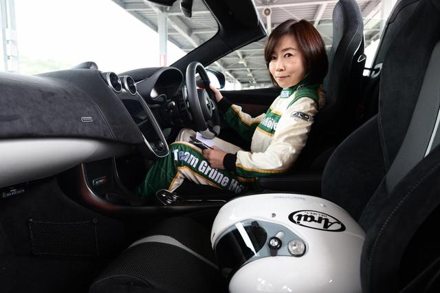 画像: 飯田裕子 自動車メーカーでOLをした後、フリーの自動車ジャーナリストとして駆け出し、そのキャリアは豊富だ。現在の仕事を本格的に始めるきっかけは、OL時代に弟(レーサー:飯田章)と一緒に始めたレース。その後、女性にもわかりやすいCar & Lifeの紹介ができるジャーナリストを目指す。独自の視点は『人とクルマと生活』。免許を取得した神奈川では“一人一台"、東京では“一家に一台"のクルマ生活を経験し、2年半の北米生活をはじめ海外のCar & Life Styleにも目を向けている。同時に安全とエコの啓蒙活動にも積極的に取り組んでおり、ドライビングインストラクターとしての経験も10年以上になる。 現在は自動車専門誌「Motor Magazine」を中心に雑誌、ラジオ、TVなど様々なメディアで様々なクルマ、またはクルマとの付き合い方を紹介するほか、ドライビングスクールのインストラクター、シンポジウムのパネリストやトークショーなど、活動の場は幅広い。