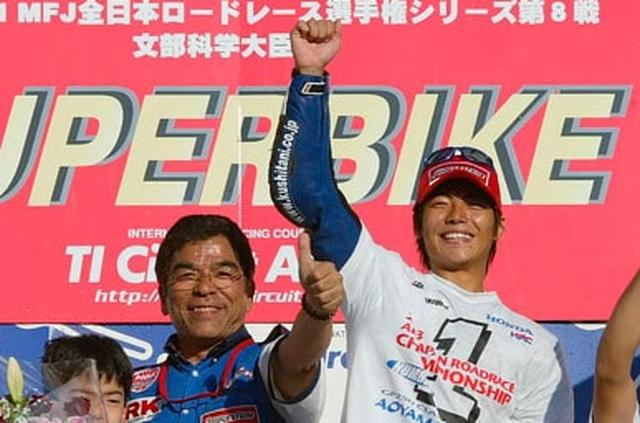 画像: 2003年、250ccクラスで全日本王者となった青山博一。 www.honda.co.jp