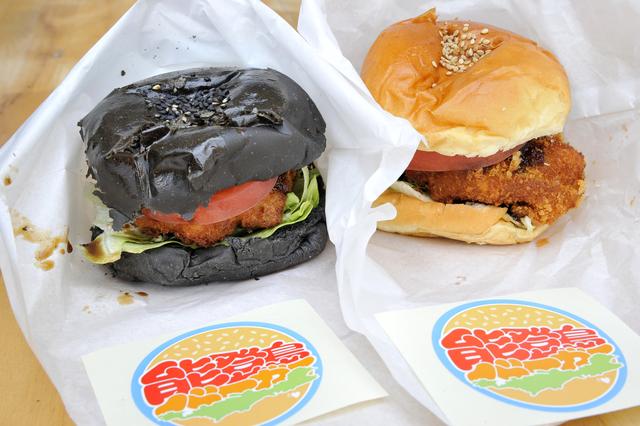 画像: ひょっこり温泉で見つけた、超ローカルフード「能登島バーガー」。能登島の三元豚を使った「白」と、能登ミルクにアオリイカを混ぜたクリームコロッケ挟み仕様の「黒」がありました。最新情報では、能登ふぐの唐揚げを挟んだ「ふぐ」も登場。各500円です。