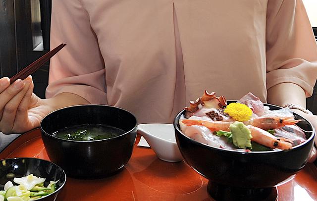 画像: 輪島の朝市至近のお店で食べた海鮮丼(能登丼)。器まで輪島漆塗りと、地産地消にこだわりまくっています。これで2000円とはリーズナブルかも。