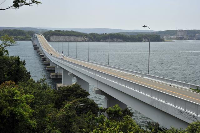 画像: 七尾市と能登島を結ぶ「能登島大橋」も、ちょっとユニークなデザイン。