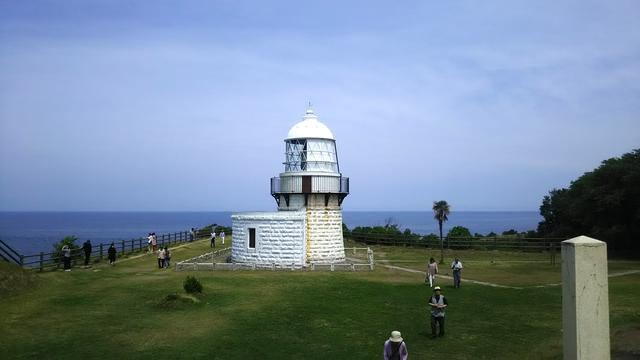 画像: 運用が始まったのは明治16年。130年以上前に建てられた「由緒正しい」灯台です。能登半島の先端、能登半島国定公園に指定されている張り出した断崖絶壁の上に立つその瀟洒な姿には、確かに歴史の重みを感じることができるのでした。ちなみに、昇る朝日と沈む夕日が同じ場所で見られる、珍しいスポットでもあります。