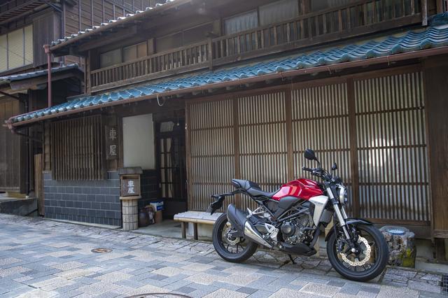 画像1: 明治のトンネルをちょっと走ると古き良き街並みが!