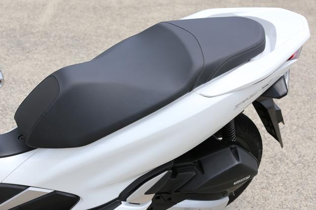 画像3: PCXは125ccスクーターの王様? 原付二種ならではの『コスパ&便利さ』だけのバイクじゃなかった!【ホンダオールすごろく/第28回 PCX】