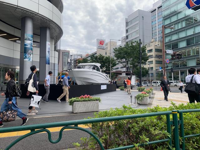 画像: 道行く人達はオフィス街のクルーザーに騒然(筆者撮影)