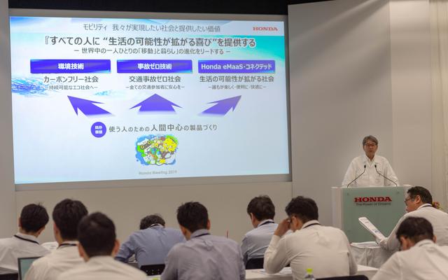 画像: (株)本田技研工業 代表取締役社長 八郷隆弘氏に続いて、株式会社 本田技術研究所 代表取締役社長 三部敏宏氏が壇上へ。今回の「Meeting」のポイントを、かいつまんで紹介していただきました。