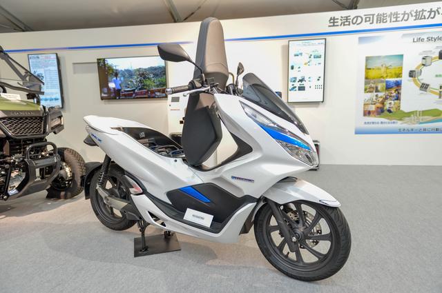 画像: 見慣れたハズのPCXなのに、細部のアレンジで未来感が半端ではありません。1回の充電での走行可能距離は約40km、最高速度は60km/h以上と街乗りスクーターとしては十分な性能と言えるでしょう。最高出力5.7ps、最大トルクは18Nm。きっとスペック以上に、キビキビ走るんだろうなぁ。