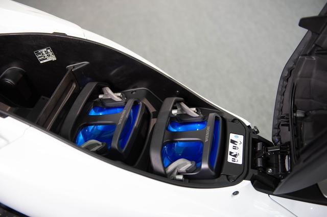 画像: 電圧48Vのバッテリーパックを2個使用。シートの下に並んでいます。