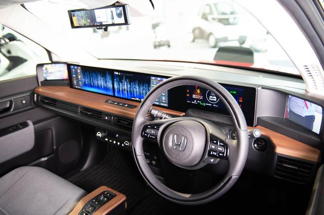 画像: 左右端にあるのが、サイドカメラ用のディスプレイ。ほかにも大型ディズプレイを配して、先進性と上質感を巧みにアピールしています。