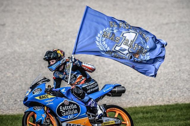 画像: 2014年Moto3クラス王者になったアレックス・マルケス(ホンダ)。ウィニングランを楽しんでいます。 www.redbull.com