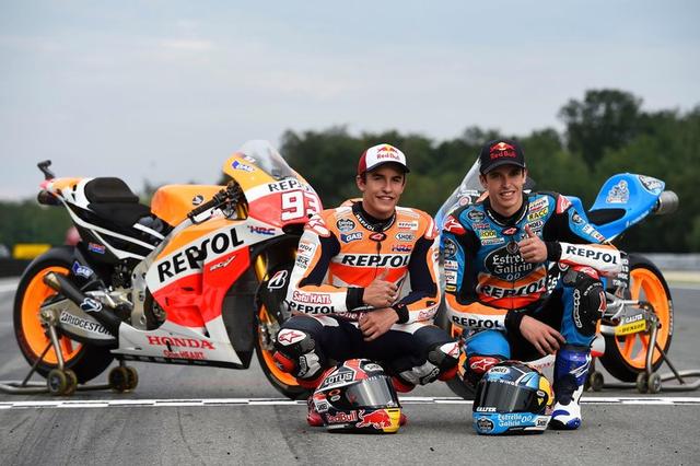 画像: 2014年に兄マルクと、同じ年にタイトルを取ったことを記念しての写真です。 www.redbull.com