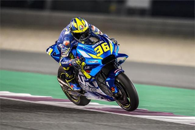 画像: 2019年、開幕前のカタールテストでスズキGSX-RRを走らせるJ.ミル。 www.suzuki-racing.com