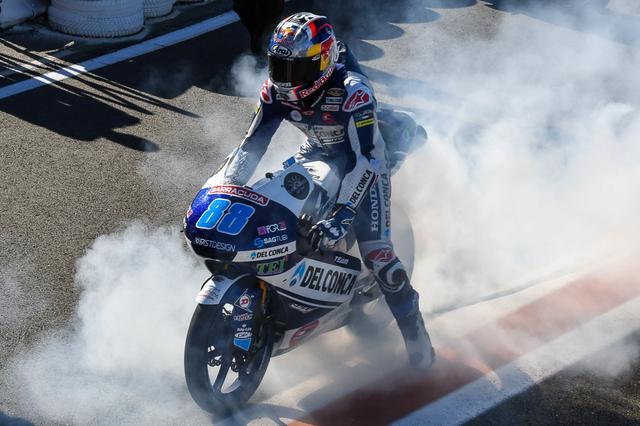 画像: 2017年シーズン最終戦のバレンシアGPのMoto3クラスで、自身初のGP勝利をバーンアウトとともに喜ぶJ.マルティン(ホンダ)。 www.bikesrepublic.com